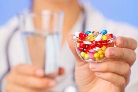 De arts schrijft antibiotica voor voor de behandeling van prostatitis