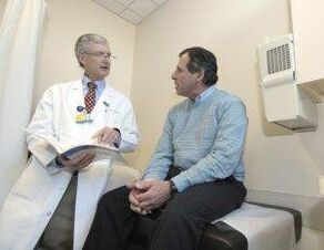 Een man met prostatitis op consult bij een uroloog