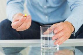 Een man neemt een effectief antibioticum voor prostatitis