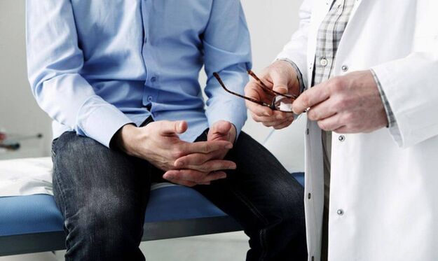 Een man bij een arts met symptomen van prostatitis