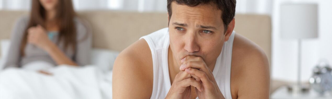 Een man die lijdt aan prostatitis